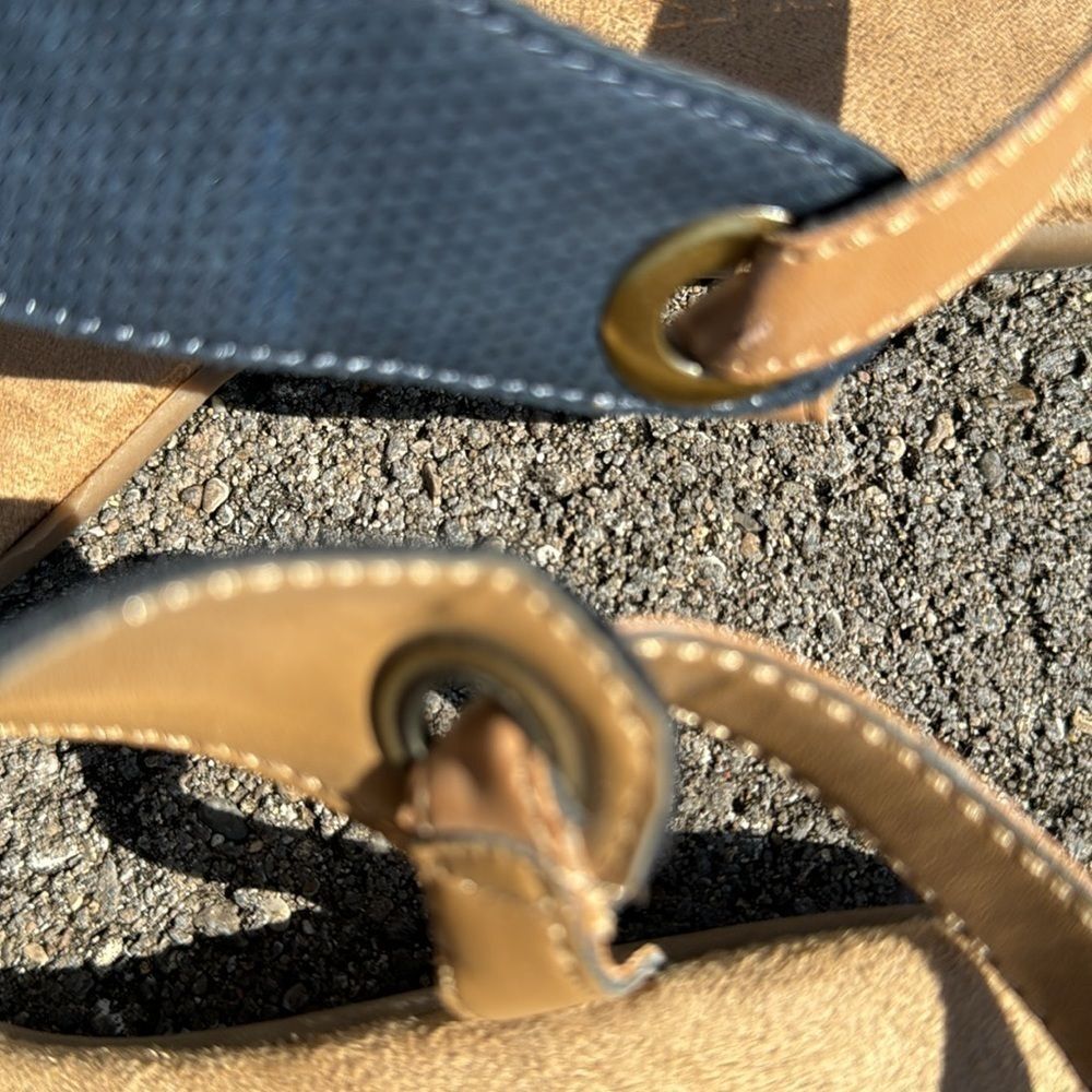 AEROSOLES~NAVY UPPER/TAN ANKLE STRAP~MEMORY FOAM FOOTBED~SOFT ROLLED TOE BAND~BR - Picture 3 of 8